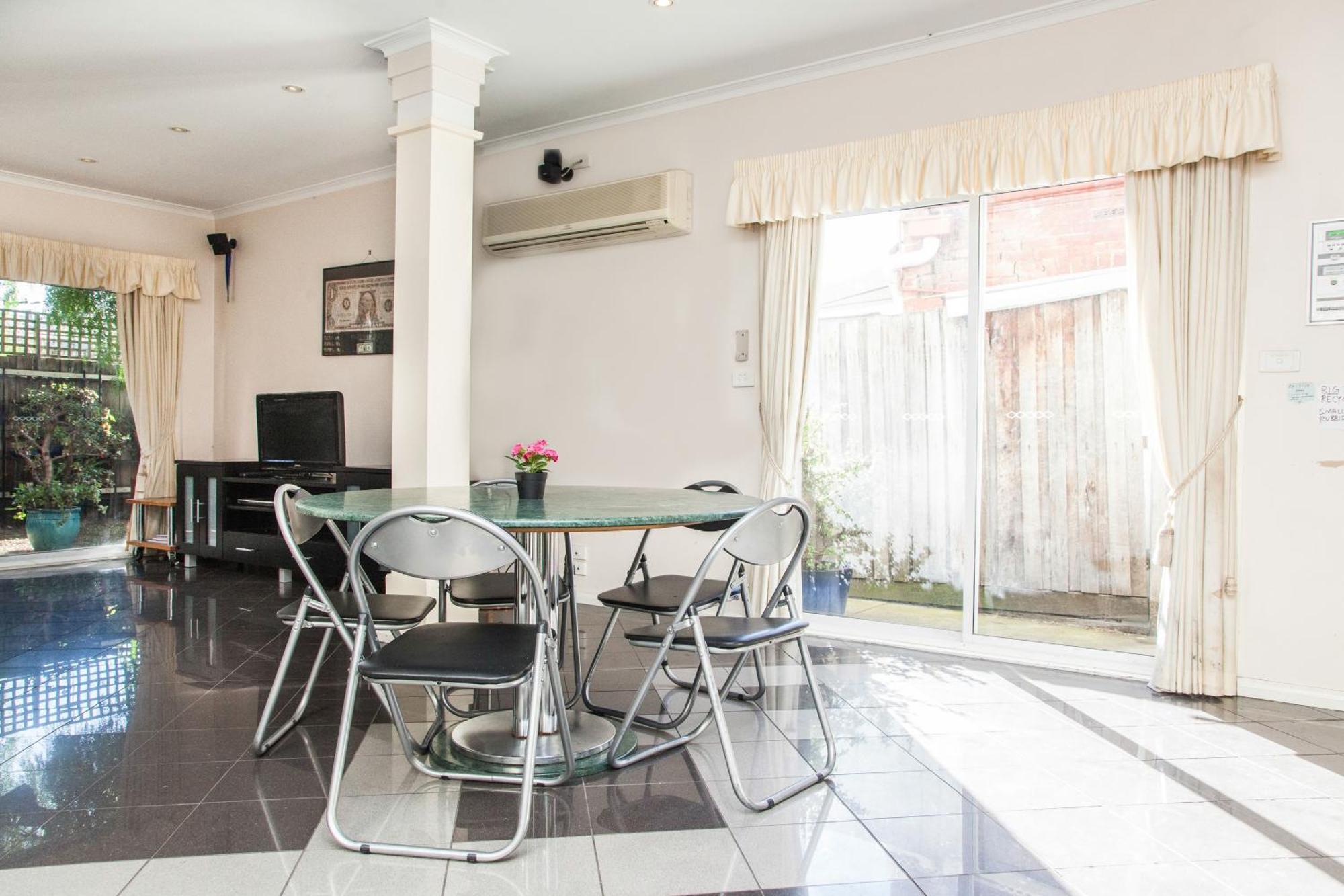 Abbotsford Private Rooms & Pods - 15 Charles Homestay Melbourne Exterior photo